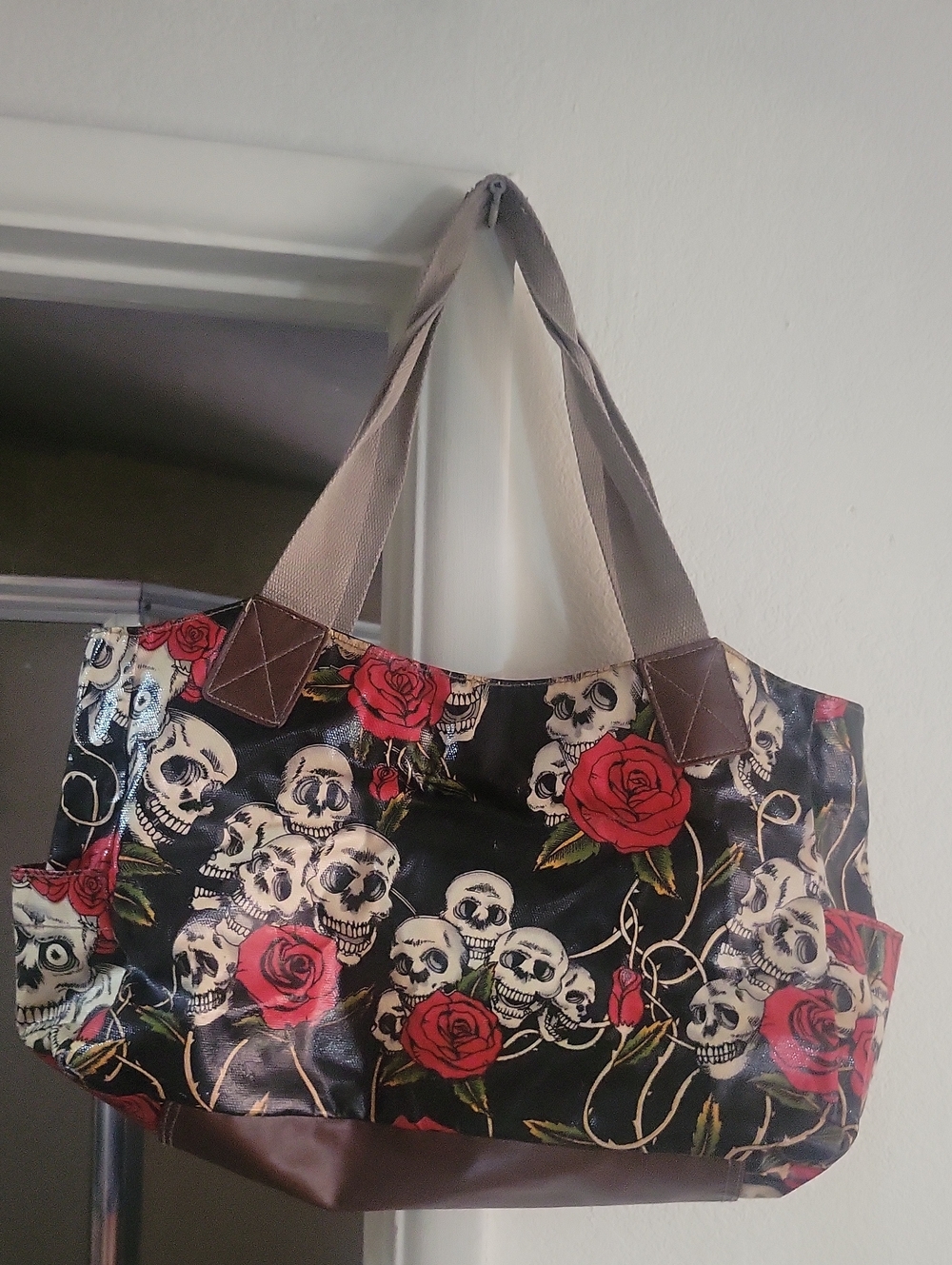 Skull Purse with Red Roses